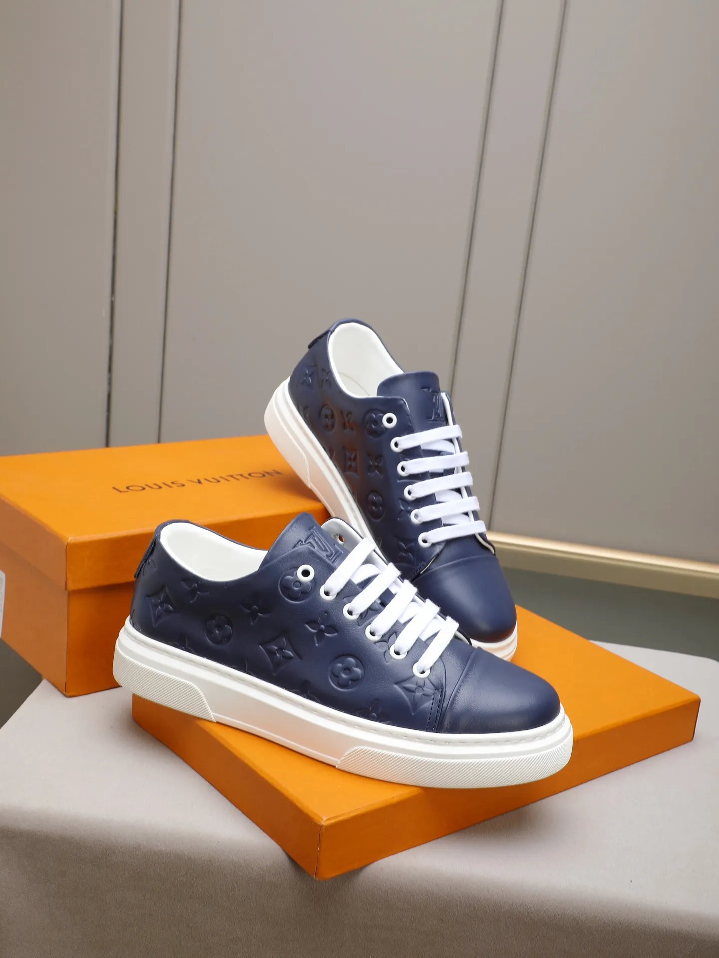 The main model 👍👍👍P420 is the new LOUIS VUITTON [Luden Yiwei]——LV upper [Lv]🇮🇹Imported first-layer cowhide embossed🇩🇪Inside imported sheepskin lining ➕Non-slip and wear-resistant outsole. Every man's identity is reflected in his elegant and stable upper shoes🚶🏻🚶🏻📯 No matter the wind or rain, the shoe last remains unchanged and can stand the test of time🔍️. ——Code number: 38-44 (45 can be customized)